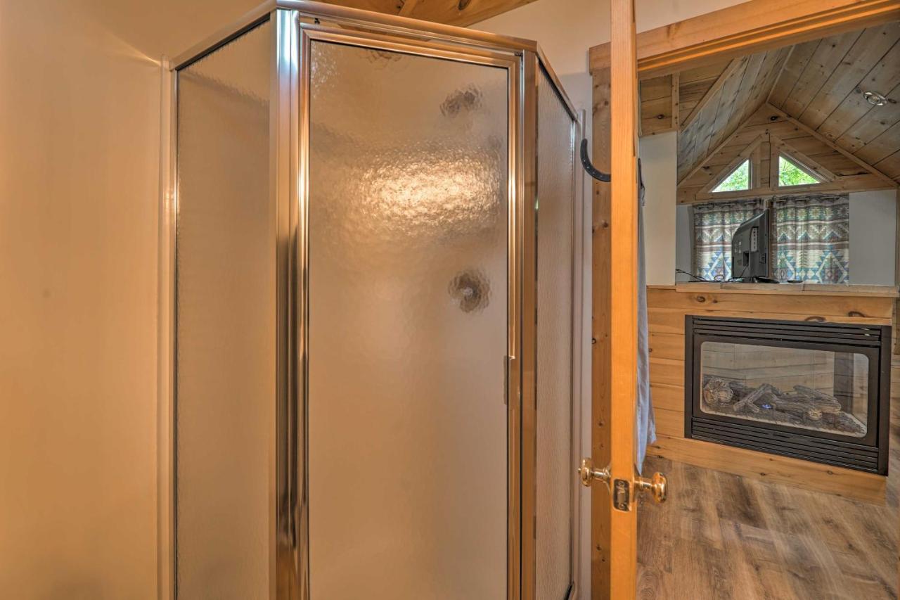 Cozy Retreat With Porch And Double Jj Resort Access! Rothbury Экстерьер фото