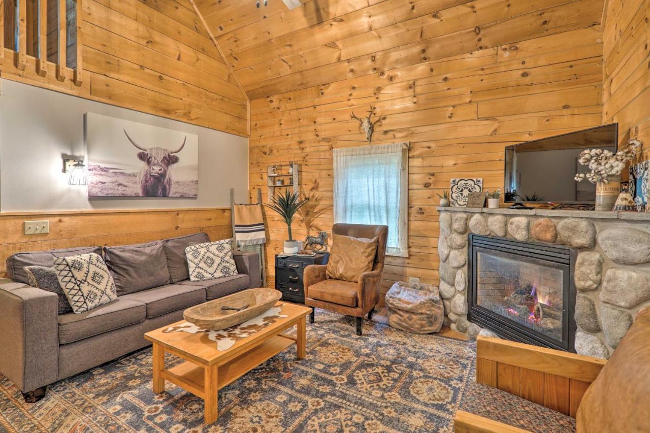 Cozy Retreat With Porch And Double Jj Resort Access! Rothbury Экстерьер фото
